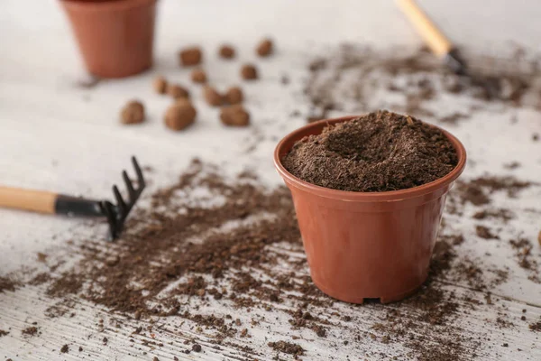 Pot avec terre sur table en bois — Photo