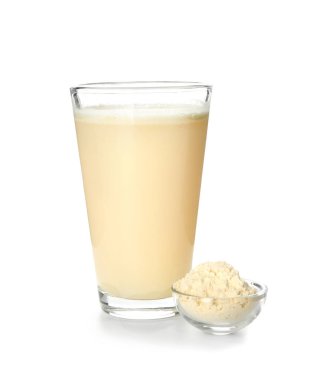 Cam bir protein shake beyaz arka plan üzerinde