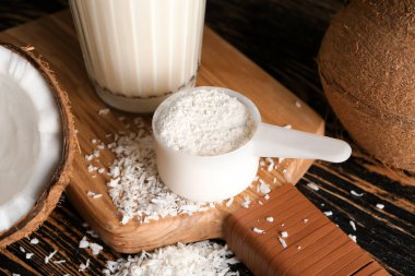 Ahşap tahta üzerinde protein tozu ile Kepçe