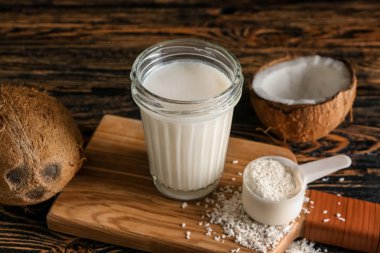 Cam bir protein shake üzerinde ahşap masa