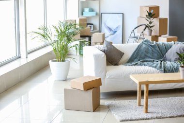 Odalarda mobilya, eşya ve hareketli kutular