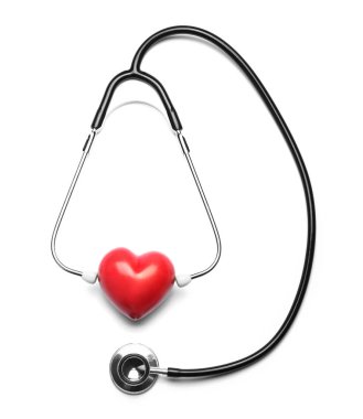 Beyaz arka plan üzerinde stetoskop ve kırmızı kalp. Kardiyoloji kavramı
