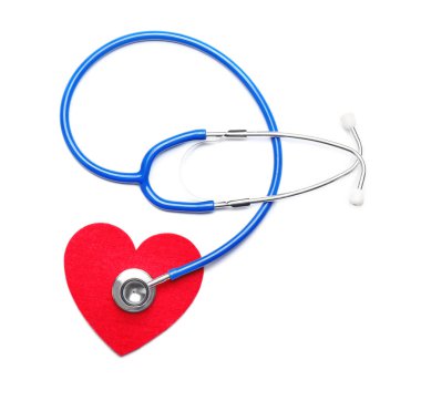 Beyaz arka plan üzerinde stetoskop ve kırmızı kalp. Kardiyoloji kavramı