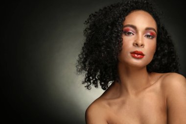 Koyu arka plan üzerinde güzel Afrikalı-Amerikalı kadın portresi