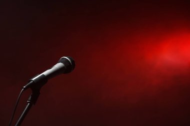 Renkli arka planda modern mikrofon