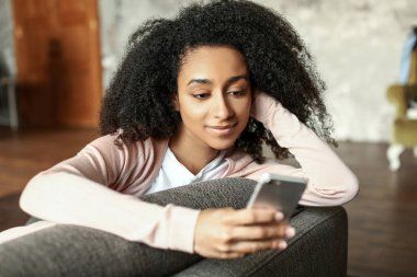 Cep telefonu evde ile Afrikalı-Amerikalı kadın