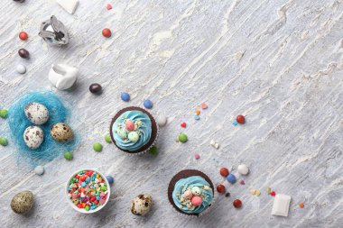 Şeker beyaz tablo ile lezzetli Paskalya cupcakes