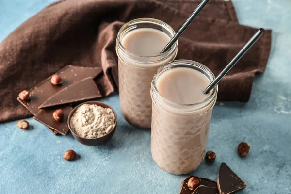 Glasses of protein shake on color background — Stock Photo, Image