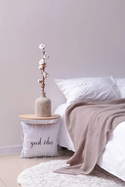 Vaso con fiori di cotone sul tavolo in camera da letto — Foto Stock