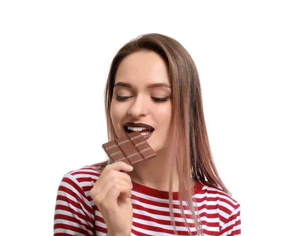 Belle jeune femme mangeant du chocolat savoureux sur fond blanc — Photo