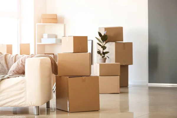 Cajas móviles con pertenencias en la habitación —  Fotos de Stock