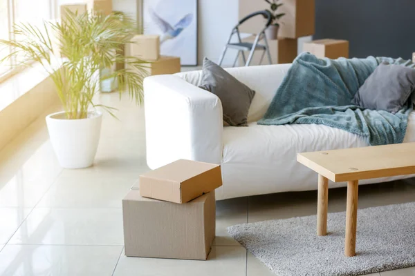 Muebles, pertenencias y cajas móviles en la habitación — Foto de Stock