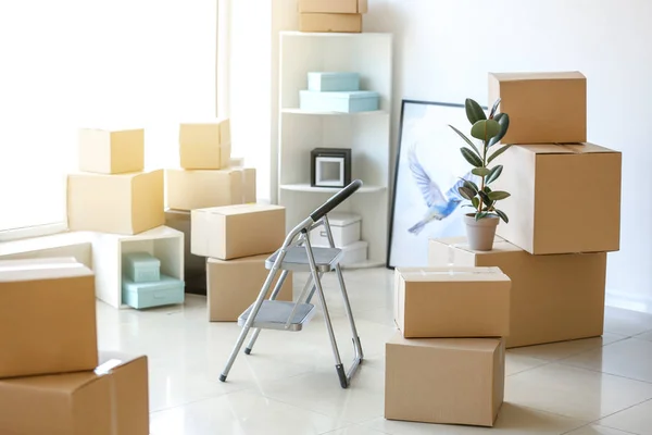Boîtes de déménagement avec effets personnels dans la chambre — Photo