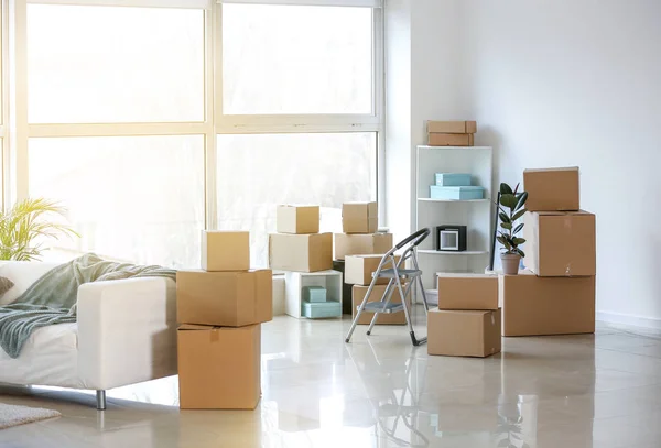 Nábytek, věci a pohyblivé krabice v místnosti — Stock fotografie