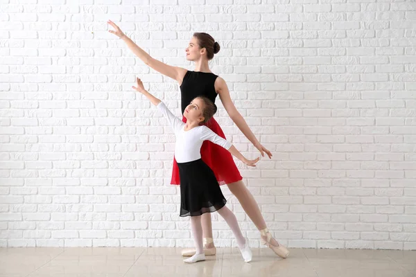 Pequeña bailarina entrenando con entrenador en estudio de baile — Foto de Stock