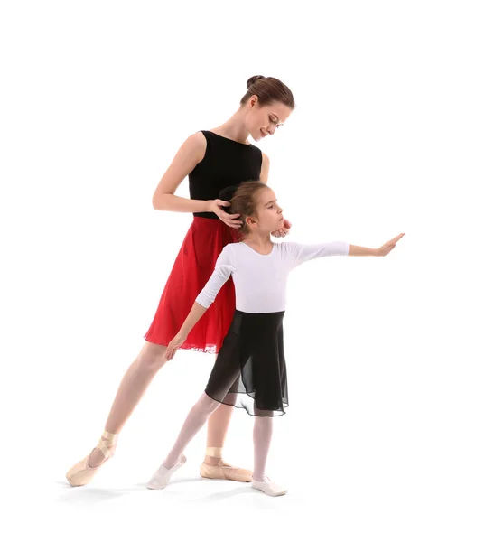 Pelatihan balerina kecil dengan pelatih melawan latar belakang putih — Stok Foto