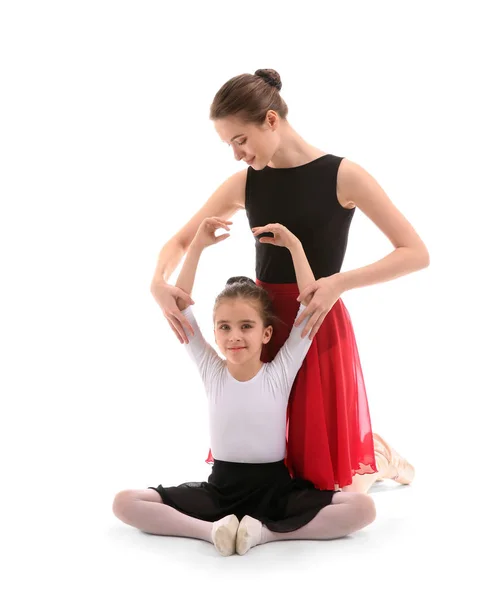 Pelatihan balerina kecil dengan pelatih melawan latar belakang putih — Stok Foto
