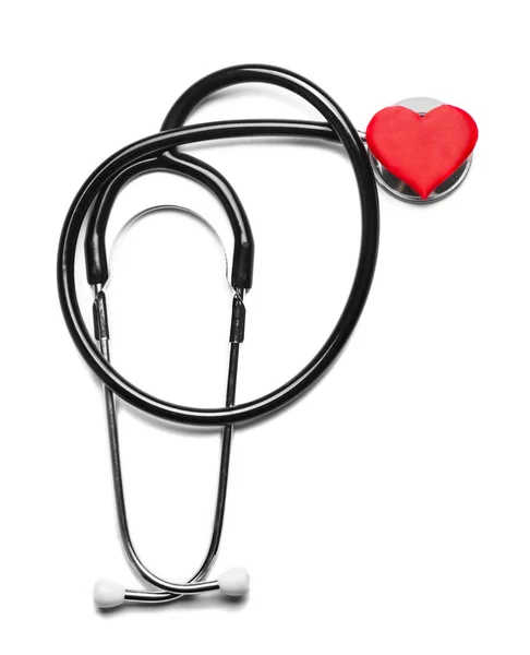 Estetoscopio y corazón rojo sobre fondo blanco. Concepto de cardiología —  Fotos de Stock