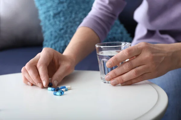 Femme prenant des médicaments à la maison, gros plan — Photo