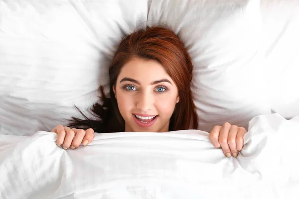 ベッドに横たわっ美しい若い女性の朝 — ストック写真