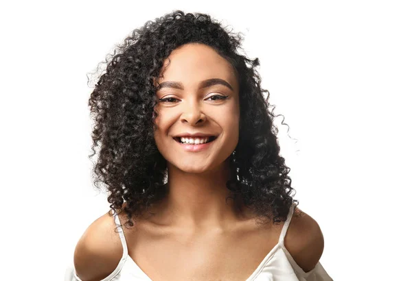 Schöne afrikanisch-amerikanische Frau auf weißem Hintergrund — Stockfoto