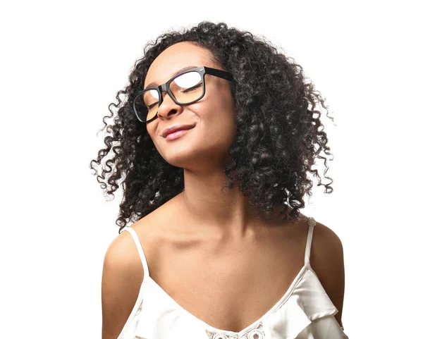 Bella donna afro-americana su sfondo bianco — Foto Stock