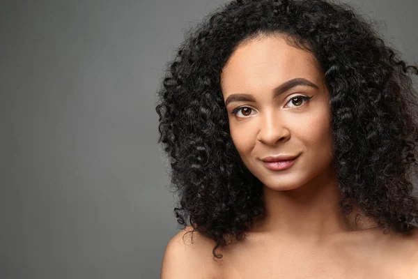 Retrato de una hermosa mujer afroamericana sobre fondo gris —  Fotos de Stock