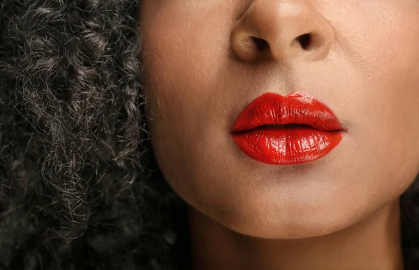 Schöne afrikanisch-amerikanische Frau mit hellem Make-up, Nahaufnahme — Stockfoto