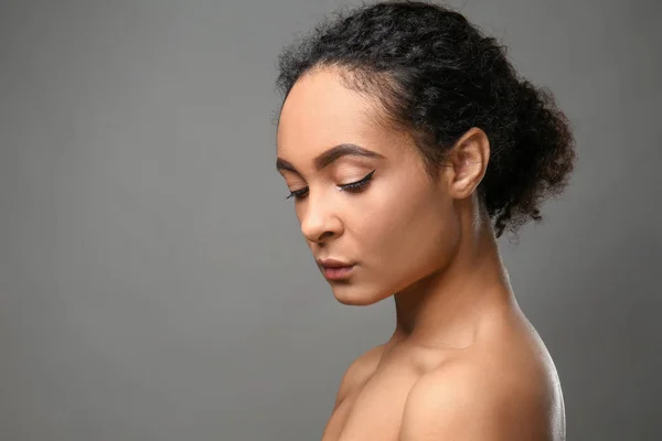 Retrato de bela mulher afro-americana em fundo cinza — Fotografia de Stock