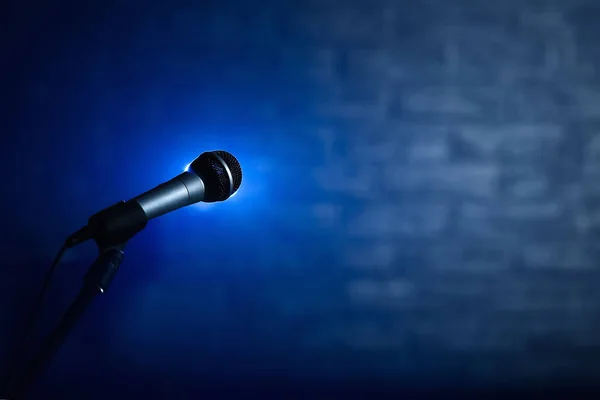 Moderne microfoon in rook op het podium — Stockfoto