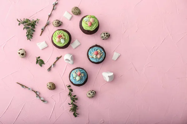 Sammansättning med söta påsk cupcakes på färgbakgrund — Stockfoto