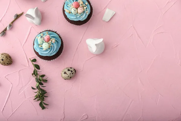Composition with sweet Easter cupcakes on color background — Stock Photo, Image