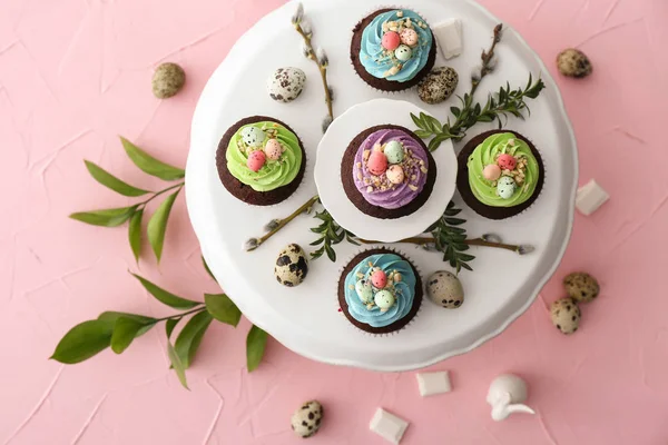 Suporte de sobremesa com cupcakes doces de Páscoa no fundo de cor — Fotografia de Stock