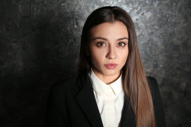 Grunge arka plan üzerinde şık iş kadını