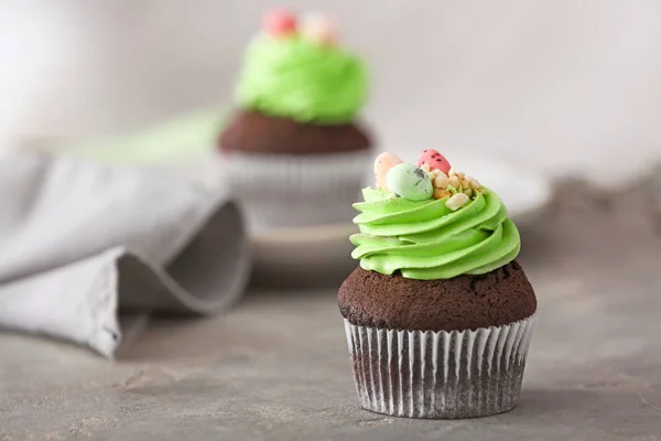 Tasty Easter cupcake on grey table — Stock Photo, Image