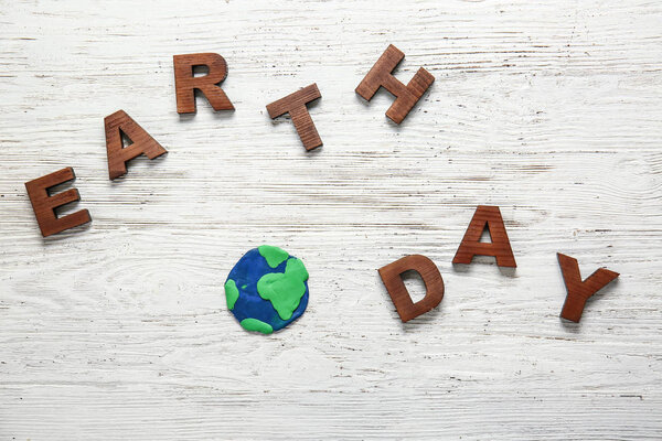 День ЗДОРОВЬЯ по буквам и форме планеты на белом деревянном фоне
