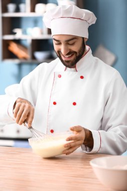 Erkek pudra mutfakta hamur yapma