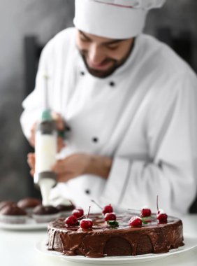 Lezzetli kek üzerine pudra mutfakta tablosu