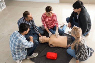 CPR ilk yardım eğitim sahasında gerçekleştirmek öğrenme insanlar