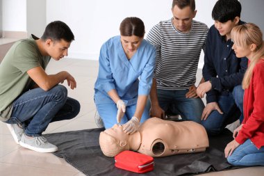 CPR ilk yardım eğitim sahasında gerçekleştirmek öğrenme insanlar