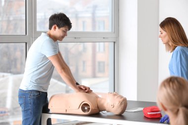 Adam CPR ilk yardım eğitim sahasında gerçekleştirmek öğrenme