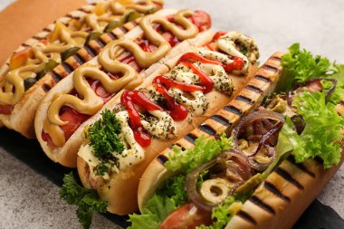 Hafif masada lezzetli sosisli sandviçler, çekim