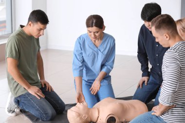 CPR ilk yardım eğitim sahasında gerçekleştirmek öğrenme insanlar