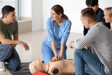 CPR ilk yardım eğitim sahasında gerçekleştirmek öğrenme insanlar