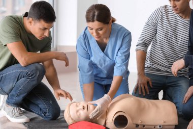 CPR ilk yardım eğitim sahasında gerçekleştirmek öğrenme insanlar