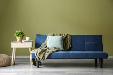 Rahat kanepesi ve masası olan modern bir oda.