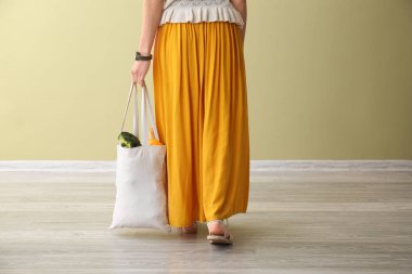 Eko çanta kapalı taze ürünlerle birlikte genç kadın