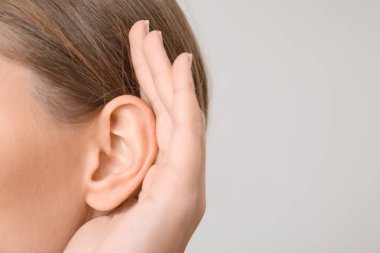 Açık renkli, closeup işitme sorunu olan kadın