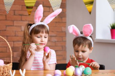 Sevimli küçük çocuklar evde yumurta boyama