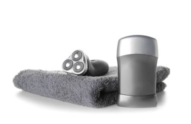 Elektrikli tıraş makinesi, havlu ve beyaz zemin üzerine deodorant